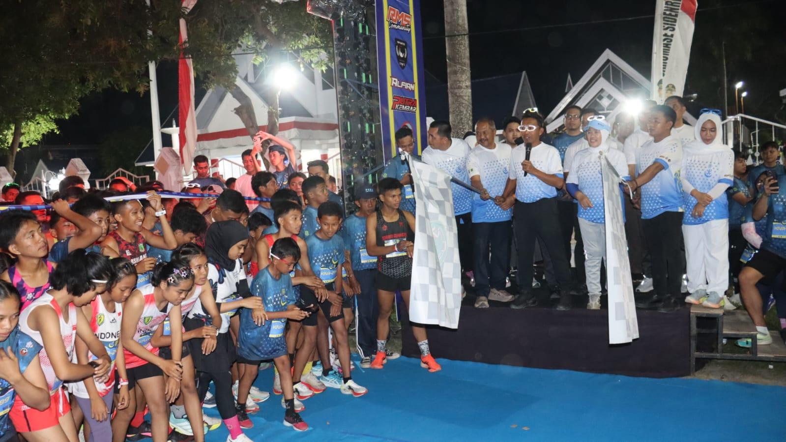 Ribuan Peserta Antusias Ikuti KNPI Night Run 2025 di Sidrap
