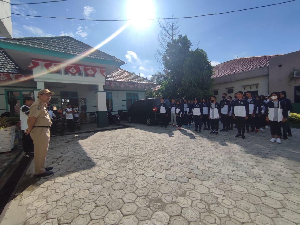 Kadispopar-Pinrang-A-Suyuti-secara-resmi-melepas-kontingen-Popda-Kabupaten-Pinrang.jpg