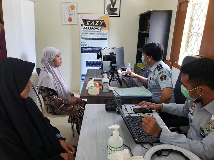 Lebih Dekat ke Masyarakat, Imigrasi Polman Hadirkan Layanan Eazy Passport di PT Cahaya Haromain