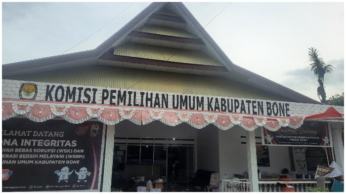 Kantor-KPU-Bone-di-Jl-Salak-Kecamatan-Tanete-Riattang-Barat-Jumat-29122023.jpg