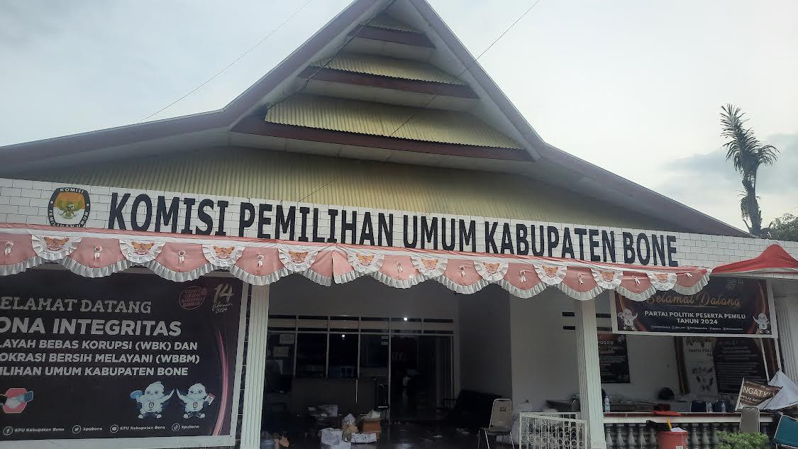 Kantor-KPU-Bone-di-Jl-Salak-Kecamatan-Tanete-Riattang-Barat-cc.jpg