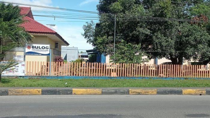 Kantor-Perum-Bulog-Pinrang-Jalan-Jend-Sudirman-Kecamatan-Watang-Sawitto-Kabupaten-Pinrang.jpg
