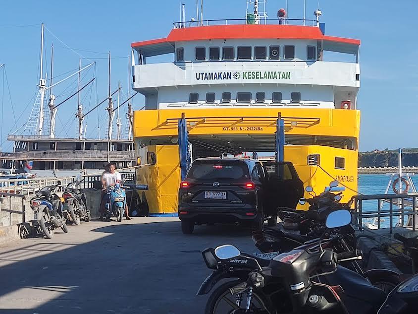 Kapal-feri-berlabuh-di-Pelabuhan-Bira-Bulukumba-bb.jpg