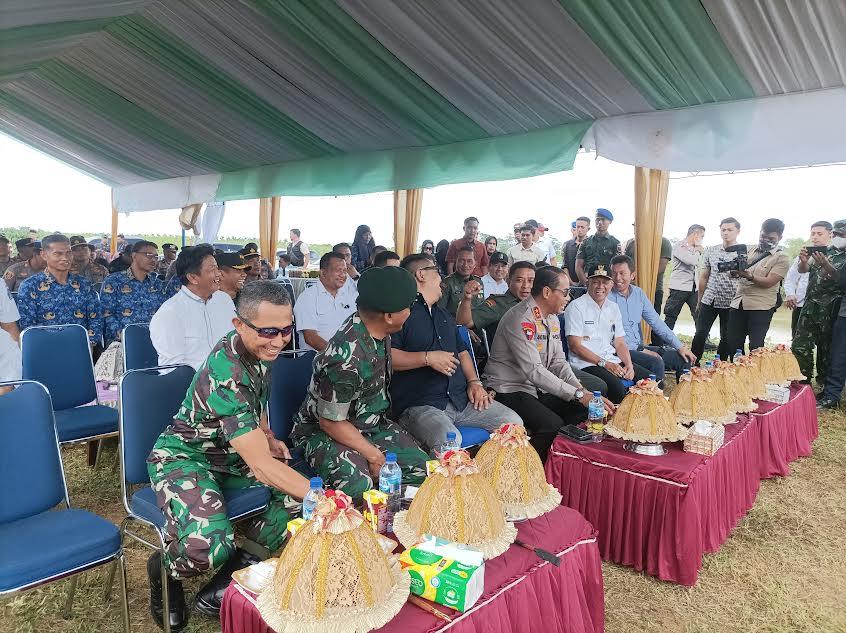 Kapolda Sulsel Irjen Andi Rian Bareng Petinggi TNI Tinjau Kebun Pisang Cavendish di Mare Bone