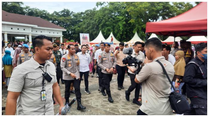 Kapolda Sulsel Irjen Pol Andi Rian R Djajadi Serahkan 3.400 Paket Sembako di Bone