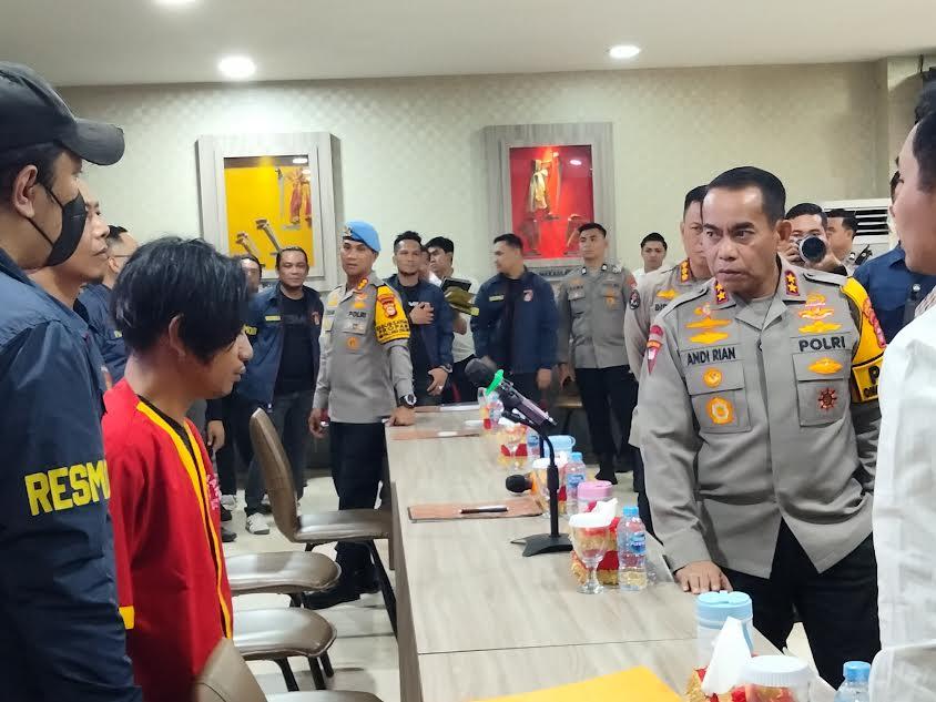 Kapolda-Sulsel-Irjen-Pol-Andi-Rian-R-Djajadi-saat-menginterogasi-pelaku-Andi-Rumbayan-hh.jpg