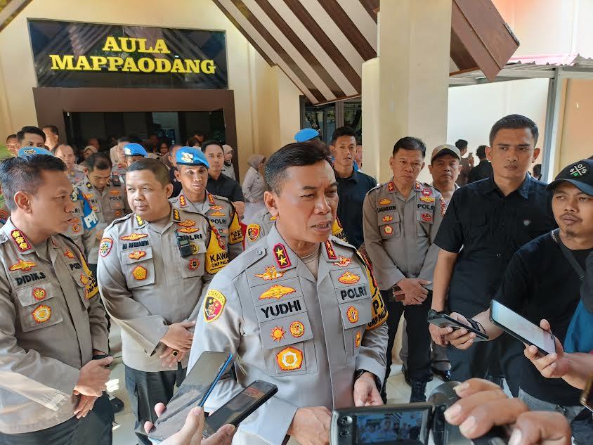Kapolda-Sulsel-Irjen-Pol-Yudhiawan-seusai-memberikan-pengarahan.jpg