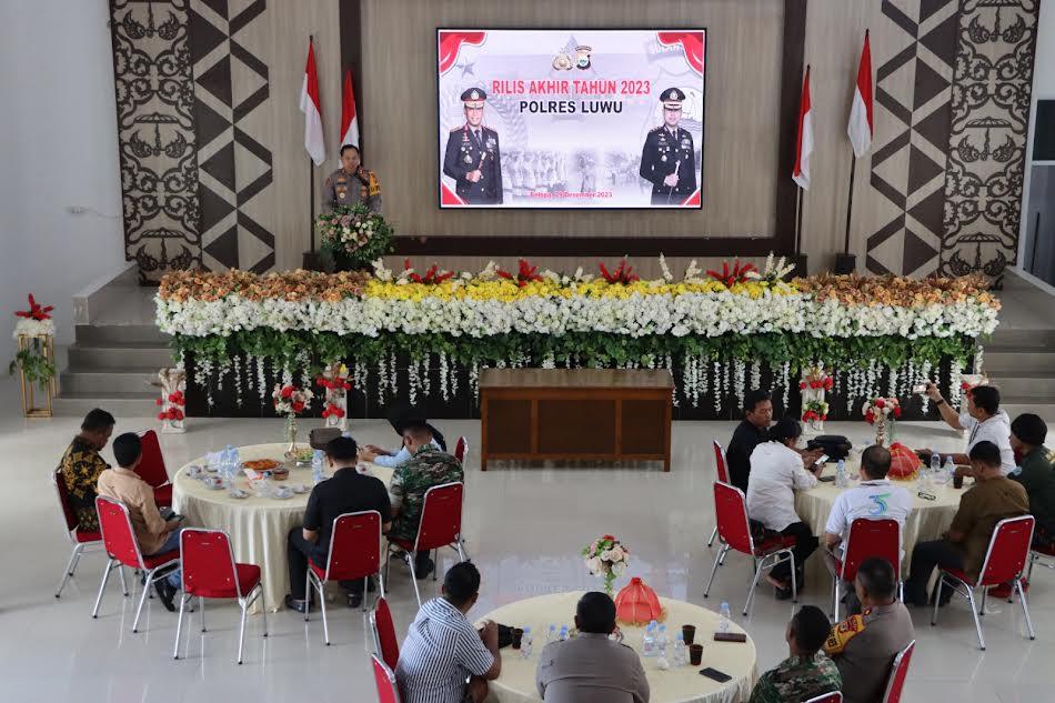 Kapolres-Luwu-AKBP-Arisandi-memimpin-rilis-akhir-tahun-di-Mapolres-Luwu.jpg