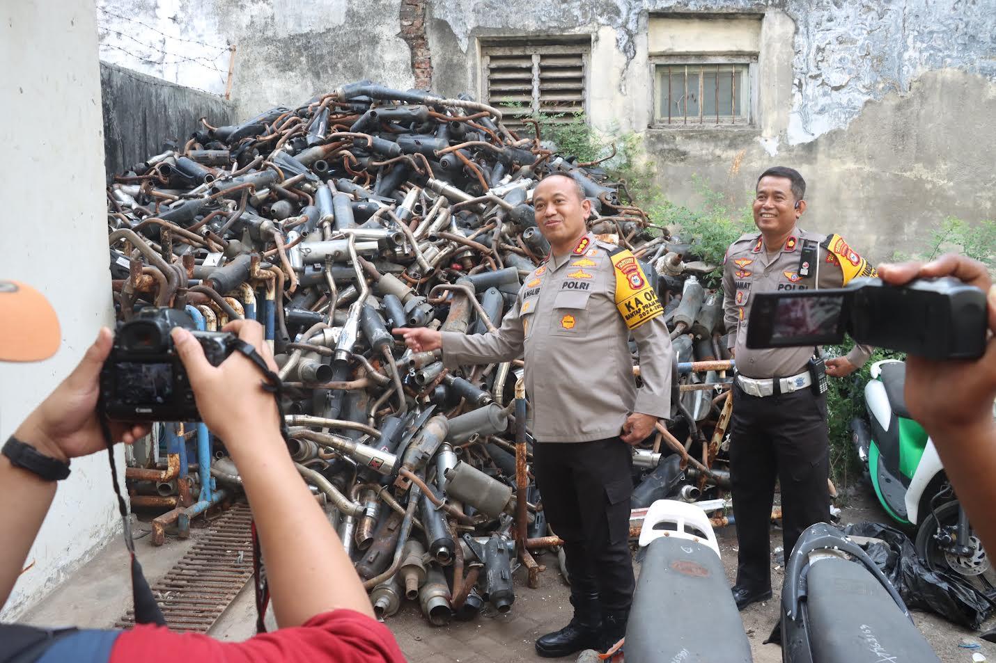 Jebolan Akpol 1995 Pimpin Pemusnahan 6.801 Knalpot Brong di Makassar