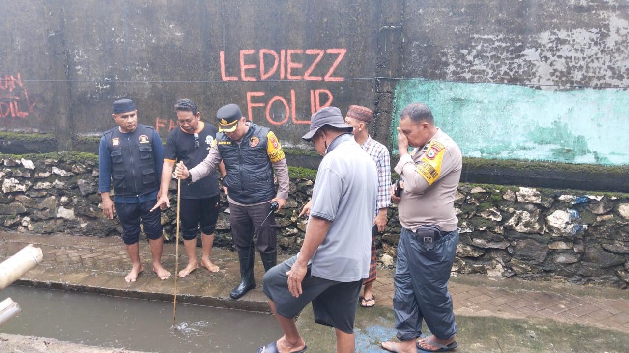 Kapolsek-Tamalanrea-Kompol-Muhammad-Yusuf-mendatangi-lokasi-bocah-tewas-dalam-drainase.jpg