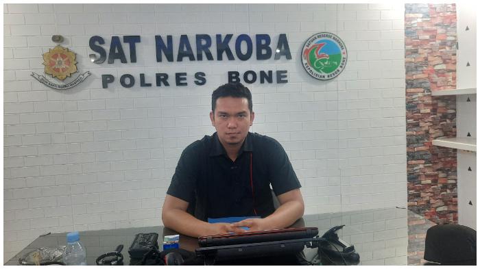 Kasat-Narkoba-Polres-Bone-Iptu-Andi-Reza-Pahlawan-di-ruangan-kerjanya.jpg
