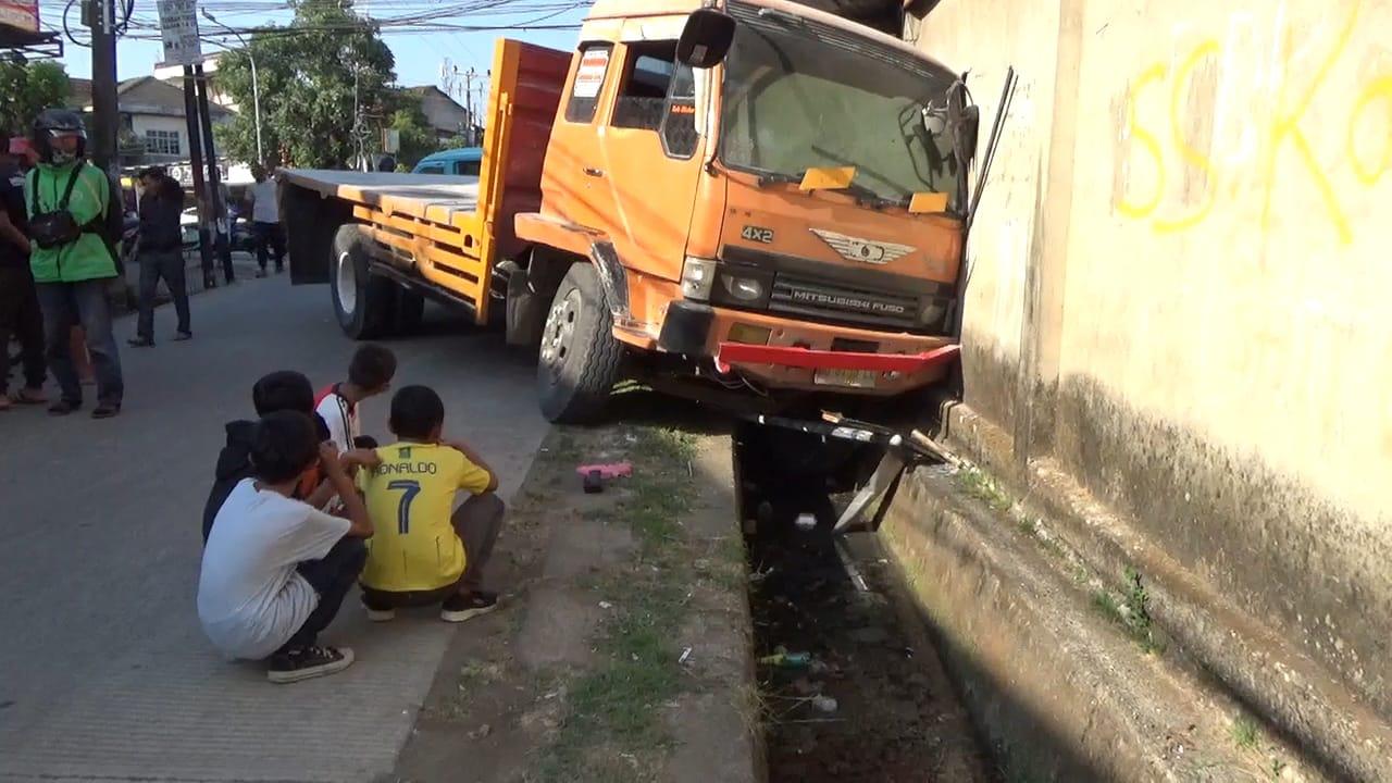 Geger! Truk Lepas Kendali Tabrak Rumah di Maros, Sopir Sempat Kejang-Kejang