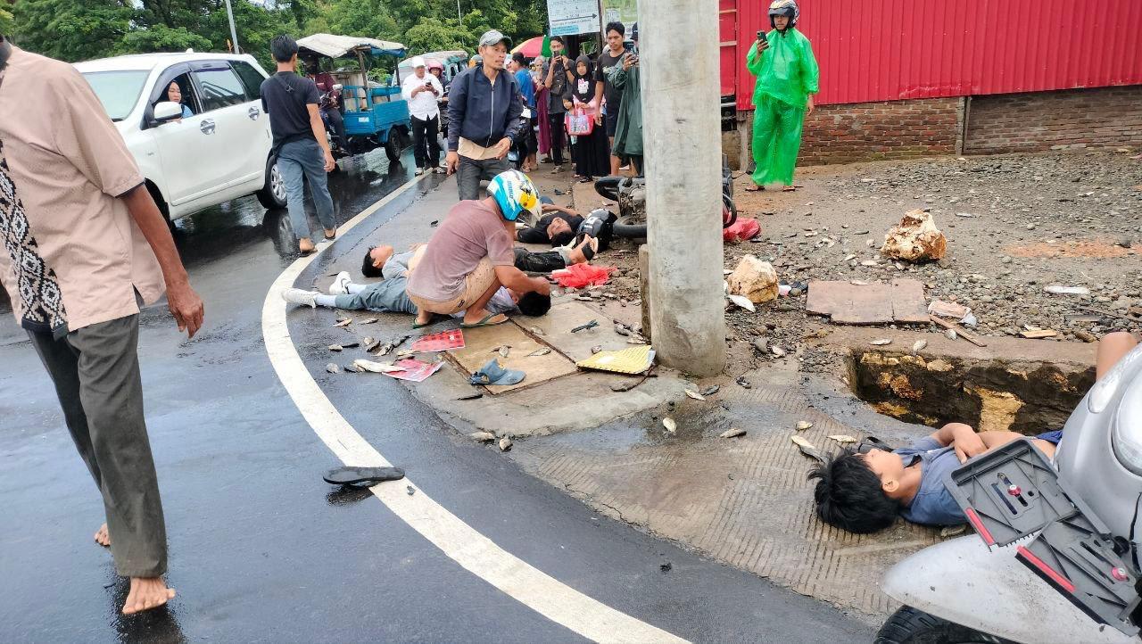 Kecelakaan-lalu-lintas-terjadi-di-perempatan-Jalan-Poros-Maminasata-Lingkungan-Bontojolong.jpg