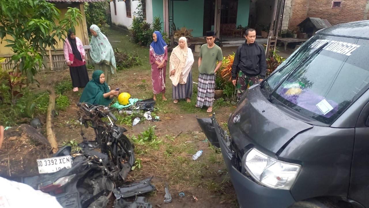 Kecelakaan-lalulintas-melibatkan-motor-bertabrakan-dengan-mobil-di-Desa-Alenangka-Kecamatan-Sinjai.jpg
