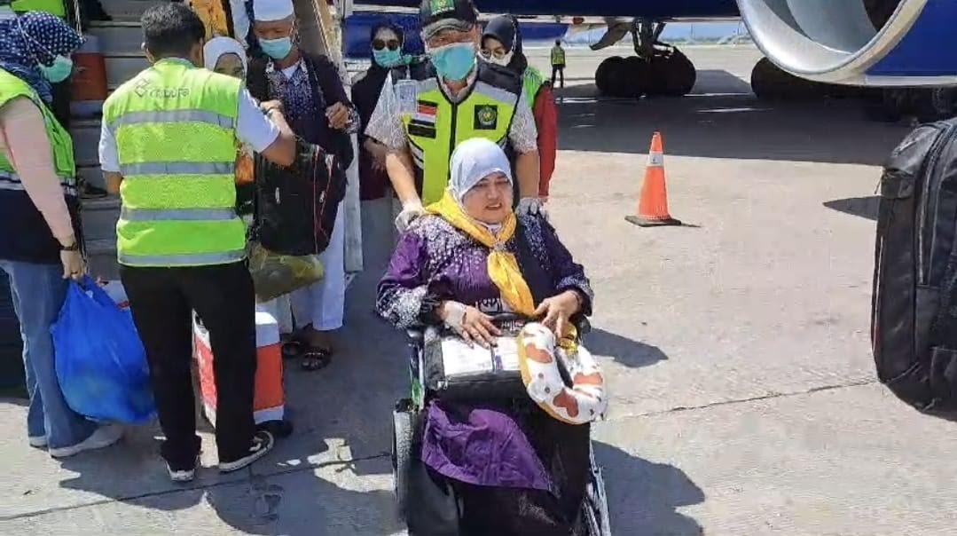 Kedatangan-jemaah-haji-kloter-27-Debarkasi-Makassar-di-BandaraSabtu-1372024.jpg