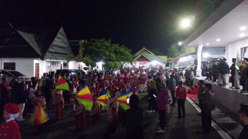 Kedatangan-santri-dan-santriawati-di-halaman-Rumah-Jabatan-Bupati-Bulukumba.jpg