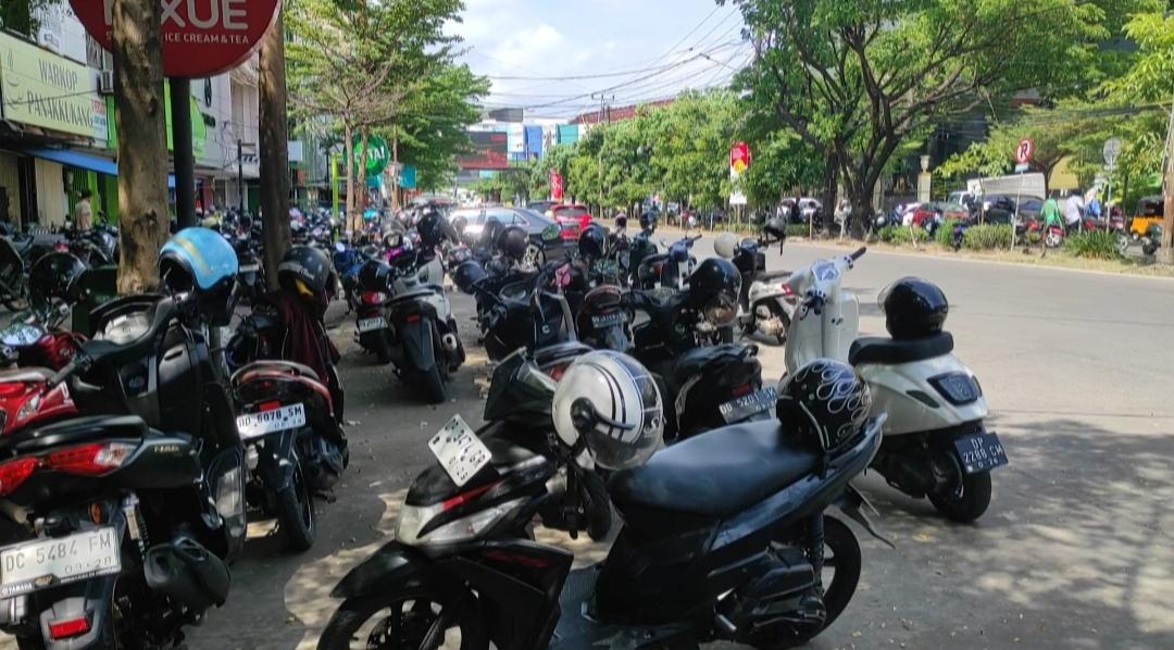 Kendaraan-parkir-hingga-badan-jalan-di-Jl-Boulevard-Kecamatan-Panakkukang.jpg