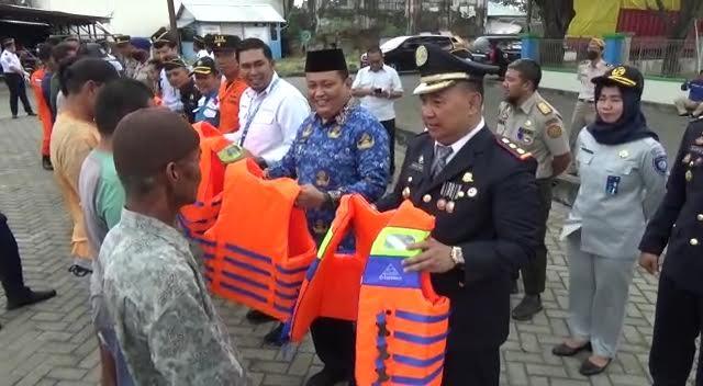 KSOP Parepare Rayakan Harhubnas dengan Membagikan Jaket Keselamatan ke Nelayan