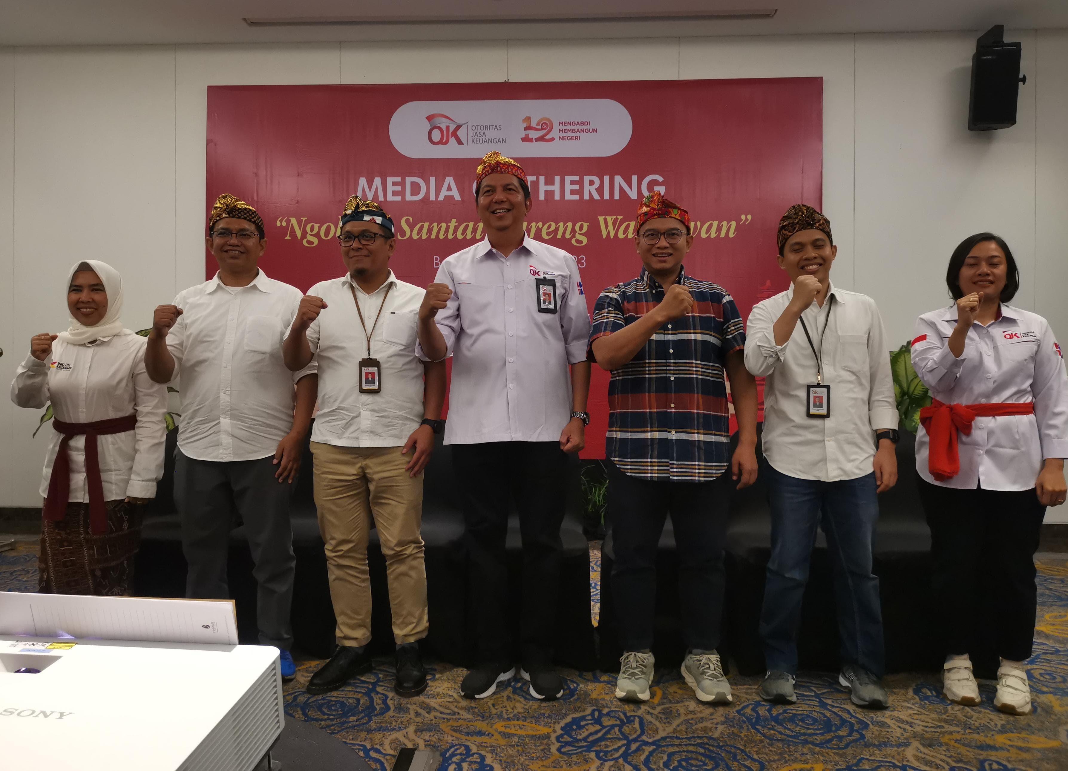Kepala-OJK-Sulselbar-Darwisman-berfoto-bersama-pemateri-dalam-acara-Media-Gathering.jpg