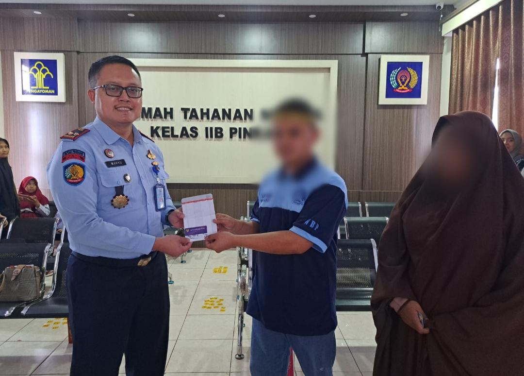 Kepala-Rumah-Tahanan-Negara-Kelas-IIB-Pinrang-Wahyu-Trah-Utomo-menyerahkan-beasiswa-PIP.jpg