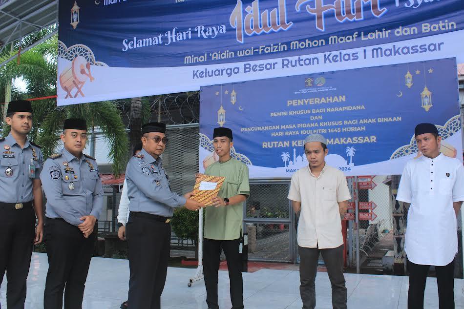 Kepala-Rutan-Kelas-I-Makassar-Jayadikusumah-menyerahkan-remisi-idul-Fitri.jpg
