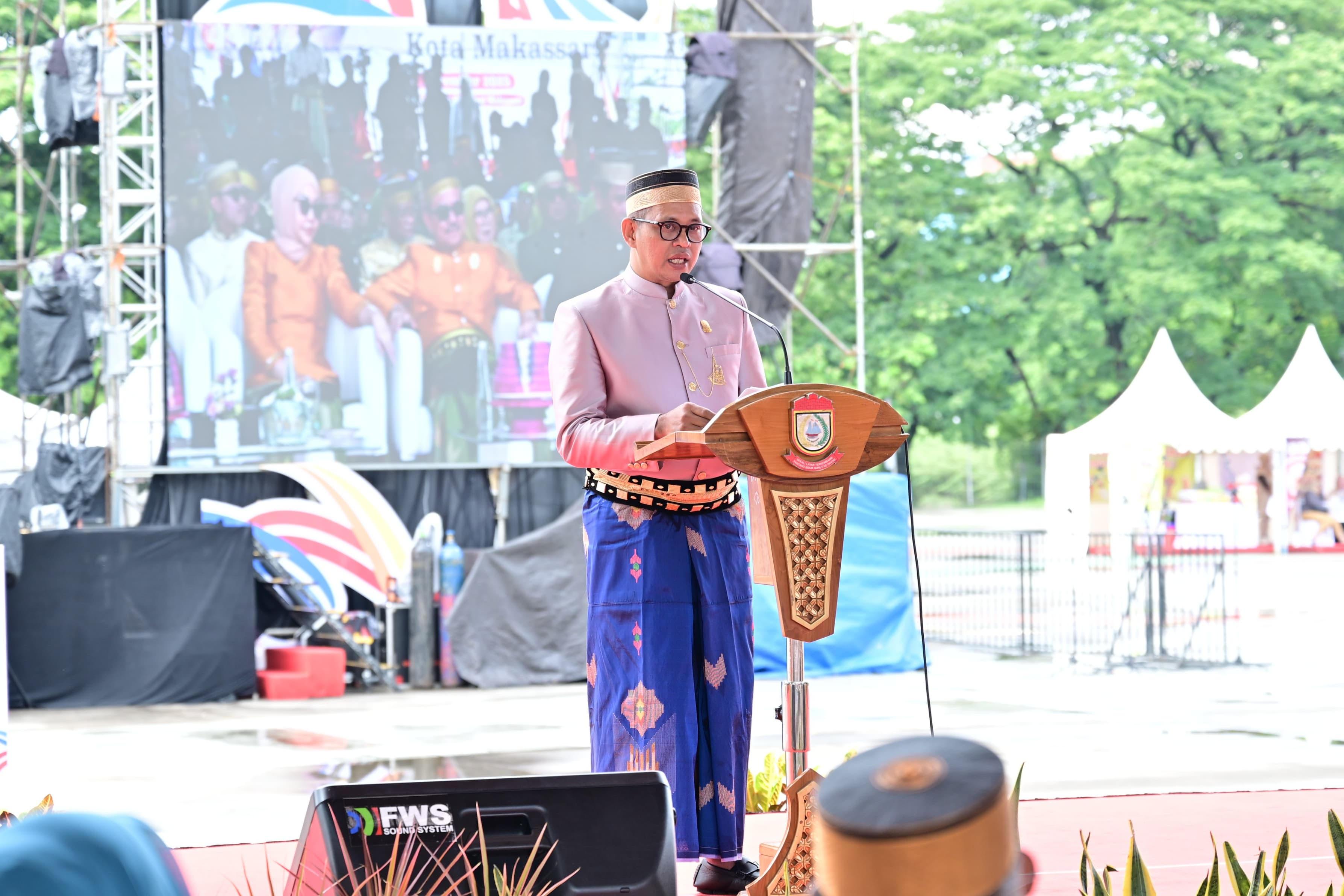 Ketua-DPRD-Makassar-Supratman-membacakan-sejarah-Kota-Makassar.jpg