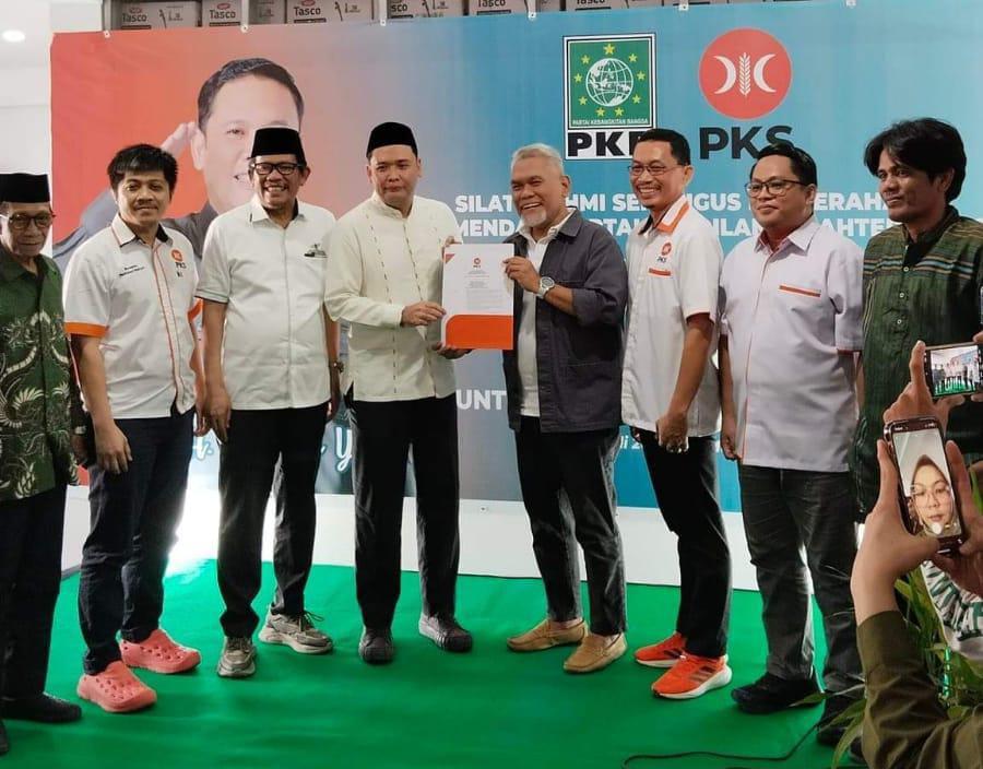 Ketua-DPW-PKS-Sulsel-Amri-Arsyid-menyerahkan-simbolis-SK-rekomendasi-Hengky.jpg