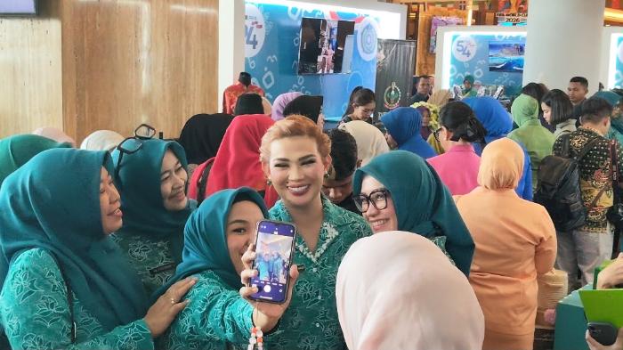 Ketua Dekranasda Kaltim Curi Perhatian di HKG PKK Makassar, Ramai Diajak Berfoto - Tribun-timur.com