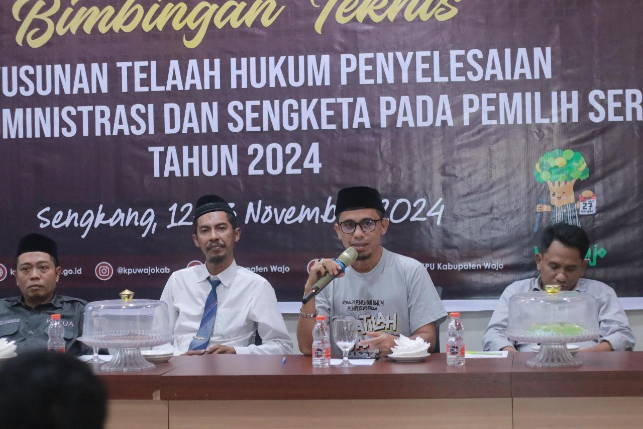 Ketua-Divisi-Hukum-dan-Pengawasan-KPU-Wajo-Nasaruddin-Zailani-tengah.jpg