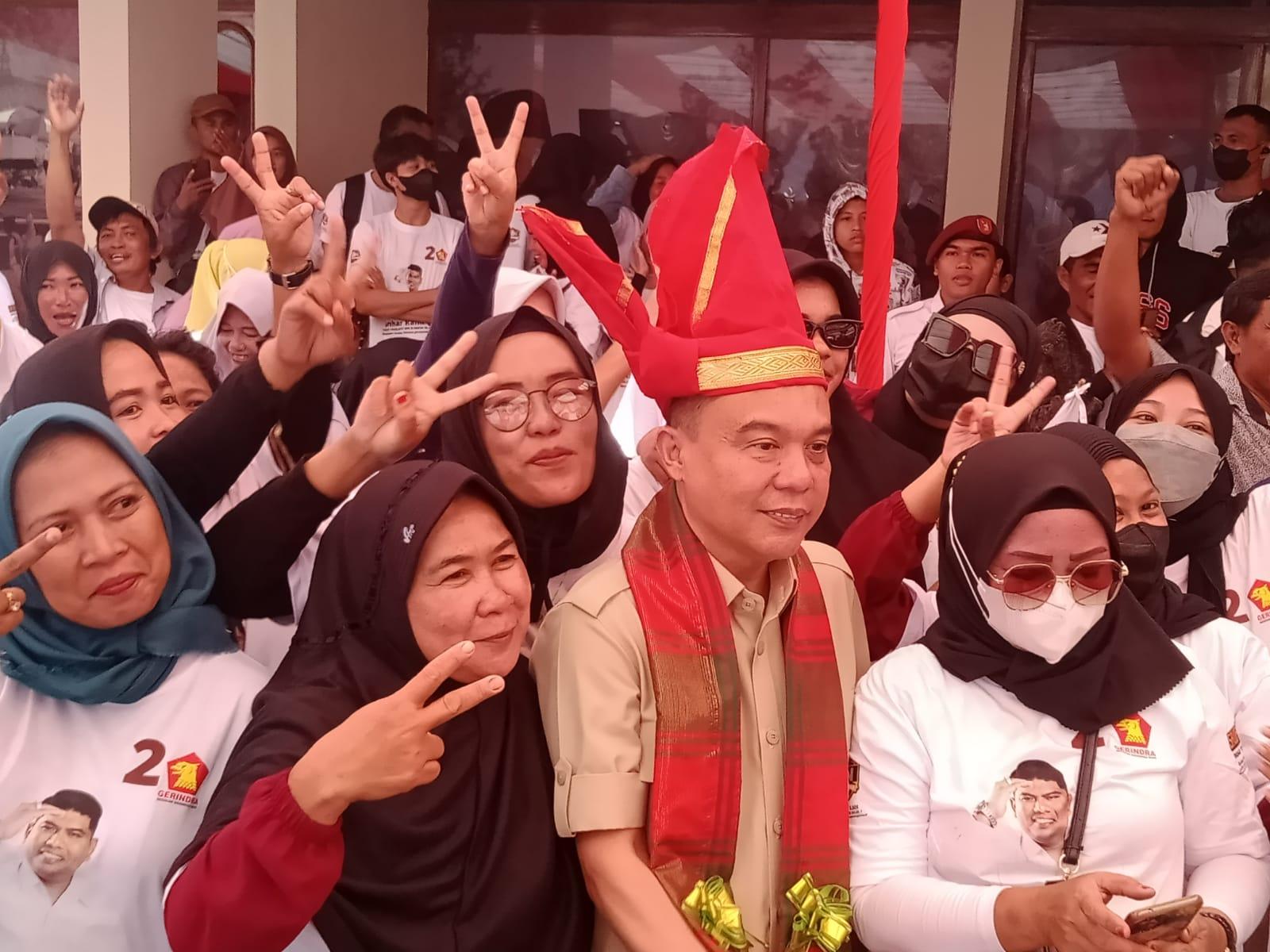 Ketua-Harian-DPP-Partai-Gerindra-Sufmi-Dasco-Ahmad-selfie-bersama-emak-emak-1232023.jpg