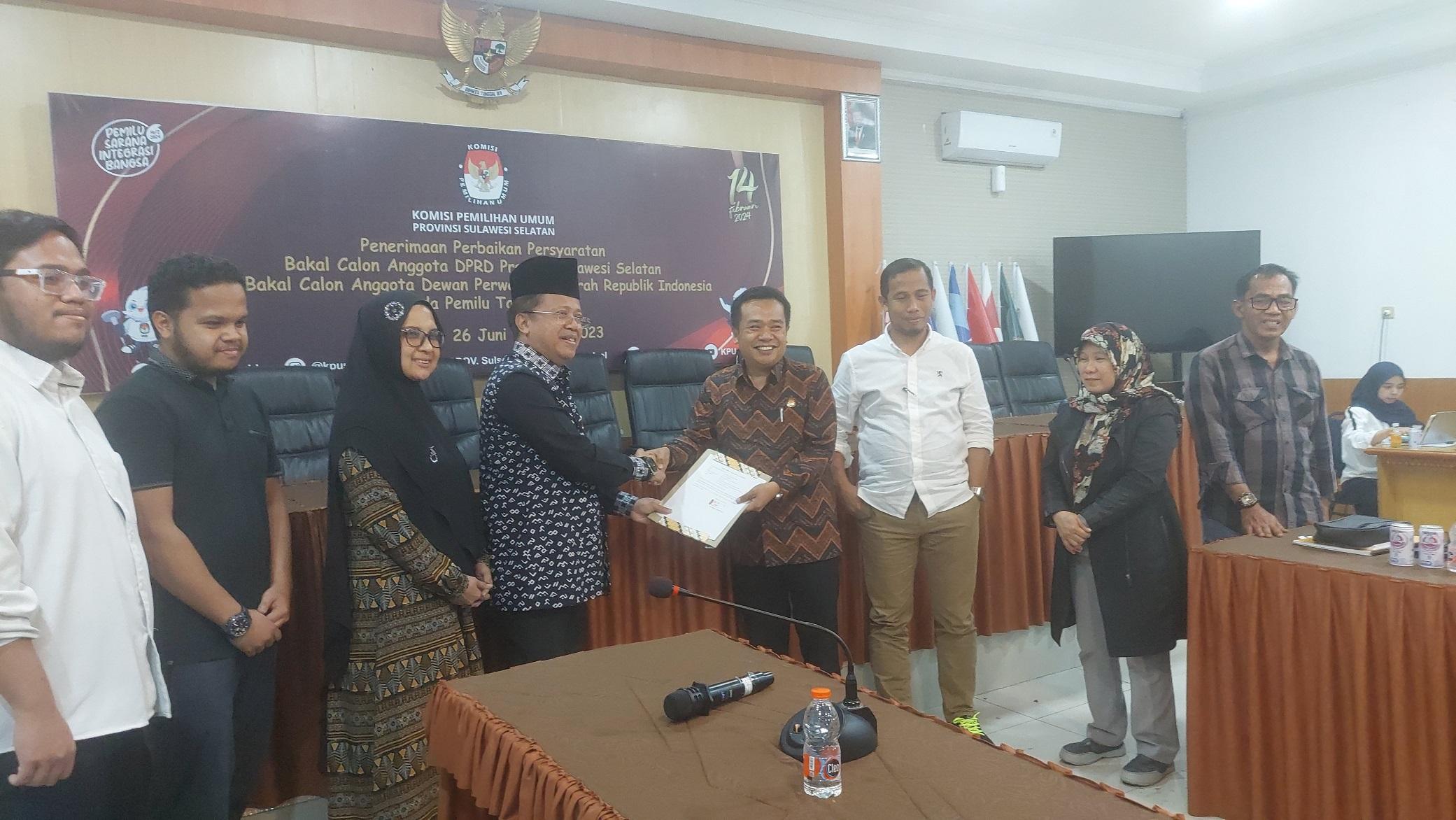 Ketua-KPU-Sulsel-Hasbullah-saat-menerima-berkas-pengunduran-Iqbal-Parewangi-123.jpg