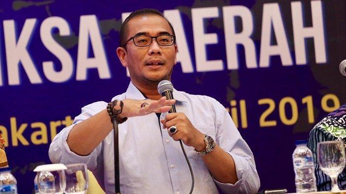 Ketua-Komisi-Pemilihan-Umum-KPU-RI-Hasyim-Asyari-emoji-peluk.jpg