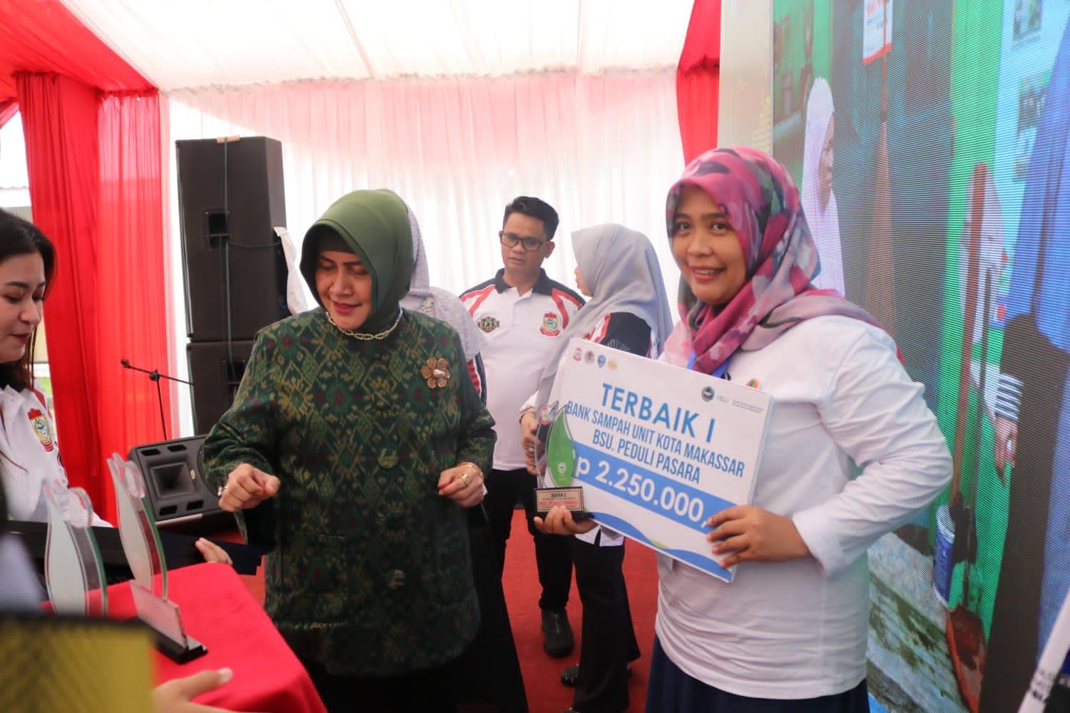 Ketua-PKK-Kota-Makassar-Indira-Jusuf-Ismail-hadiah-lomba-Jambore-Bank-SampaH.jpg
