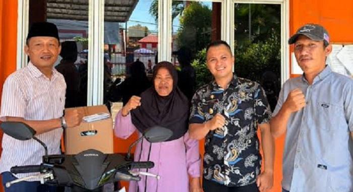 ‎Ramlah Ketua RT Barombong Terima Hadiah Motor dari Wali Kota Makassar