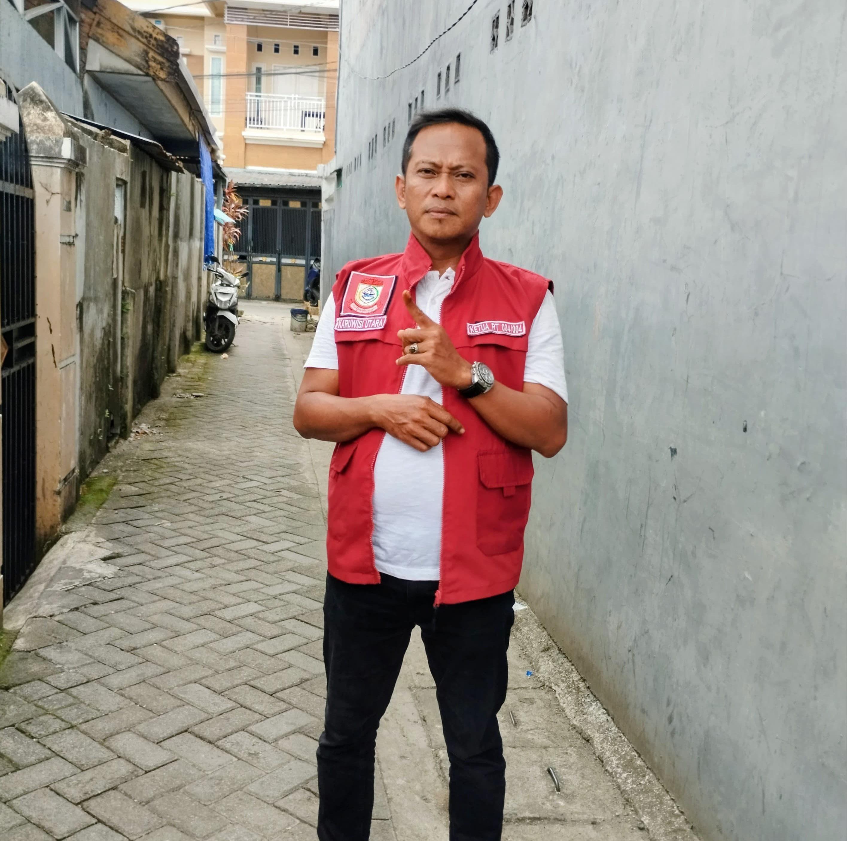 Rela Keluarkan Gaji Pribadi untuk Kebersihan , Sosok Pak RT di Karuwisi Utara Makassar