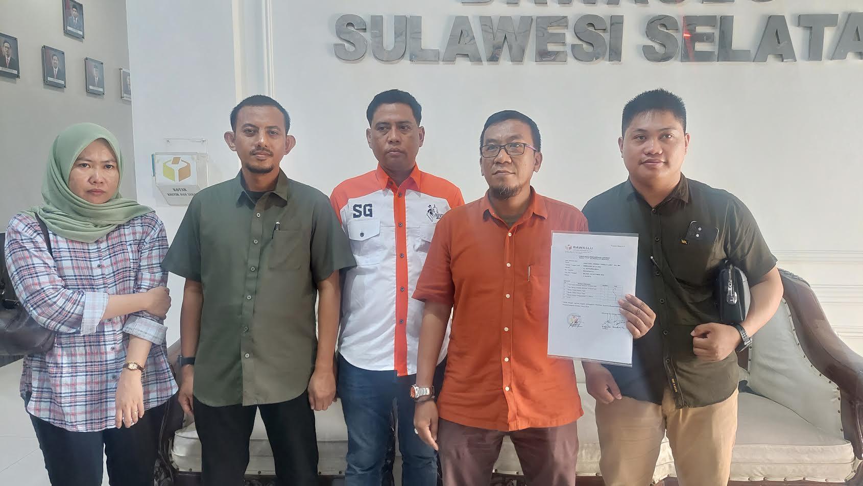 Ketua-Tim-Hukum-Danny-Pomanto-Azhar-Arsyad-usai-melapor-ke-Sentra-Gakkumdu-Kantor-Bawaslu.jpg