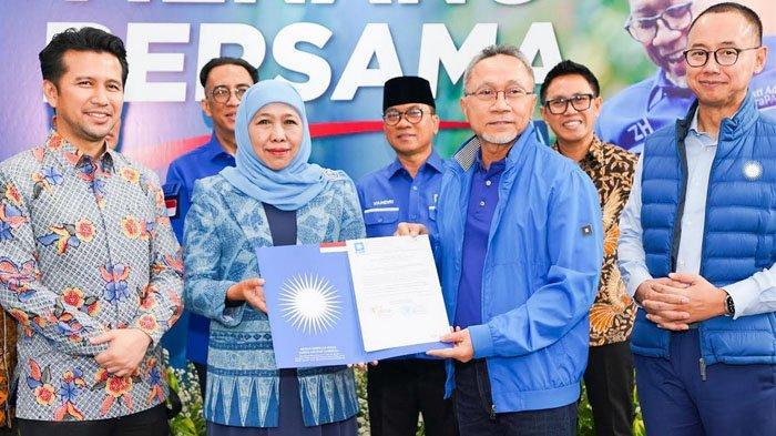 Ketum-PAN-Zulkifli-Hasan-menyerahkan-SK-Rekomendasi-Pilgub-Jatim-2024.jpg