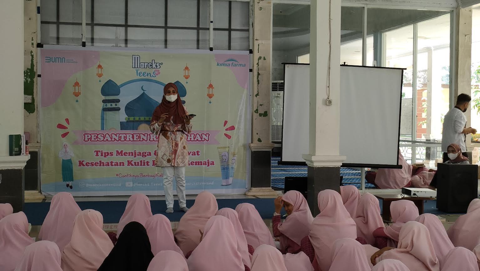 Kimia-Farma-lini-kosmetik-menggelar-Marcks-Teens-Goes-To-Pesantren-di-SPIDI-Maros.jpg
