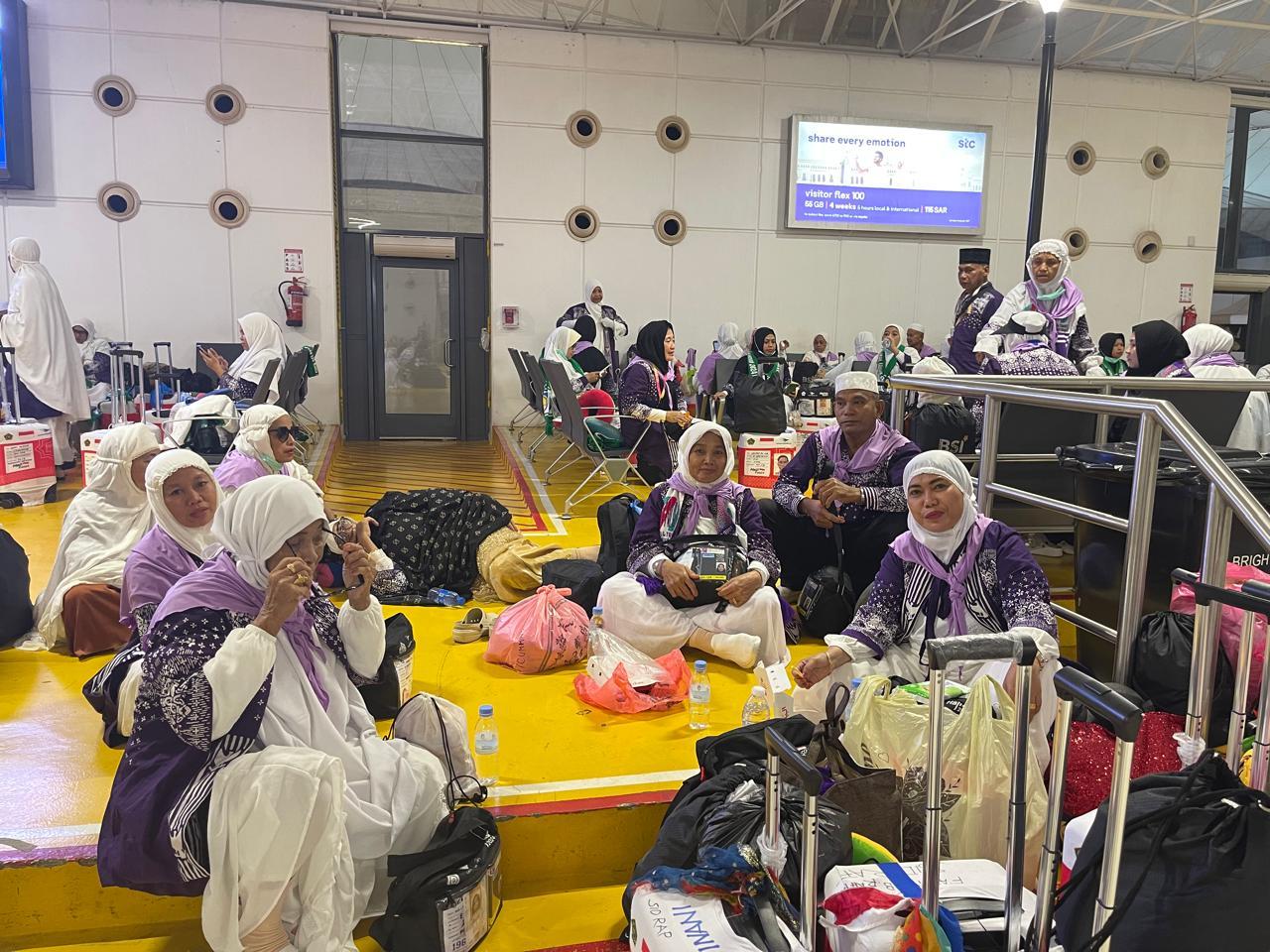 Jemaah Sidrap dan Wajo Serta Selayar Menyala Sejak Bandara Jeddah, Menunggu Sambil Nikmati Albaek