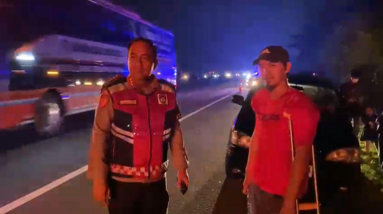 Bikin Haru! Eks Kapolres Selayar dan Pangkep ini Selamatkan Guru SD Pemudik Cacat di Tol Cipali