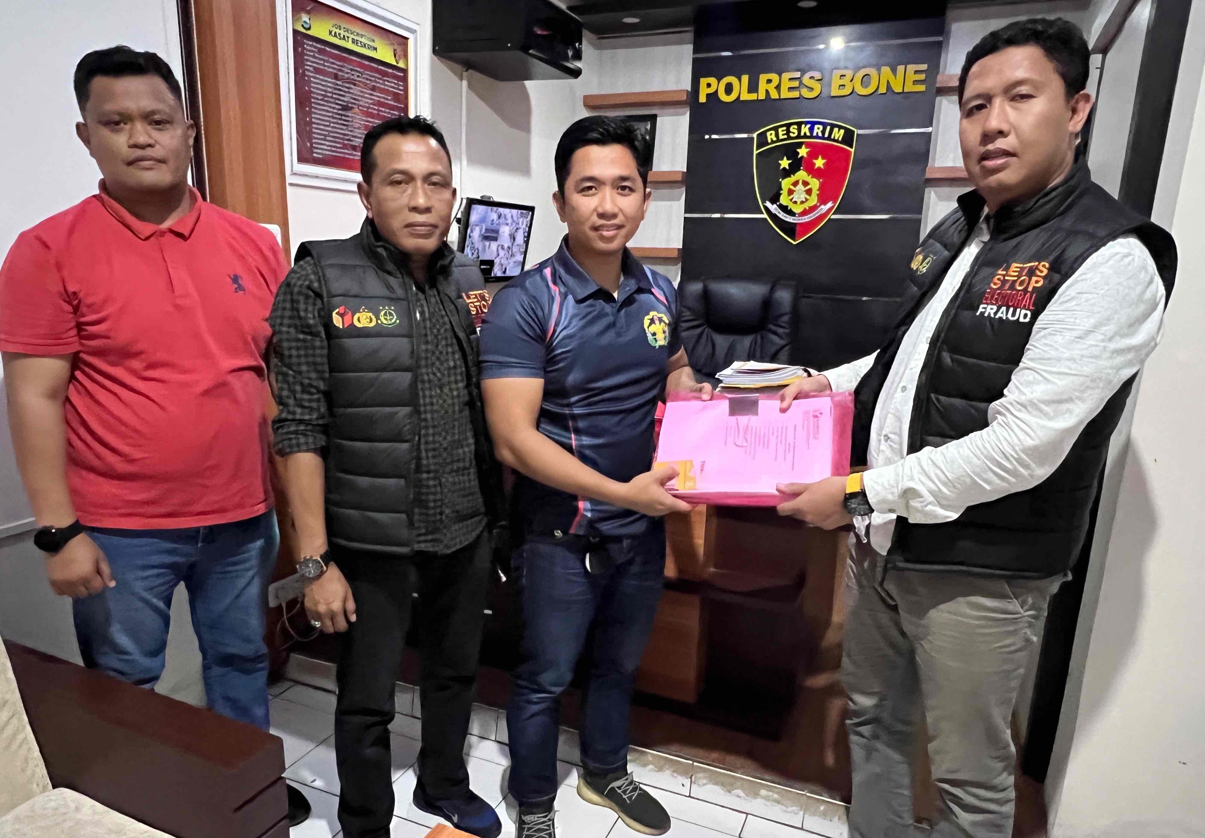 Komisioner-Bawaslu-saat-menyerahkan-berkas-laporan-0.jpg