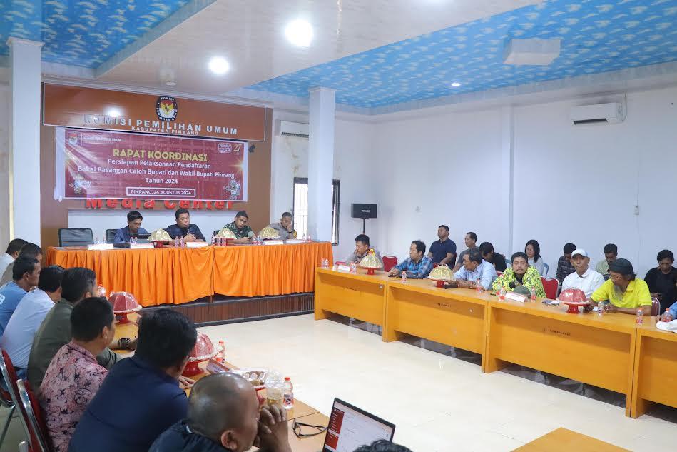 Komisioner-KPU-Pinrang-saat-melakukan-rapat-koordinasi-pendaftaranbacakad.jpg