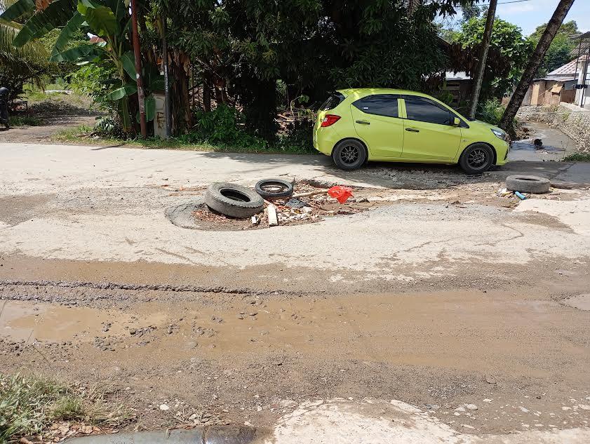 Kondisi-Jalan-Andi-Kaddiraja-tepat-di-perbatasan-Kelurahan-Takkalala-Palopo-Rabu-2472024.jpg