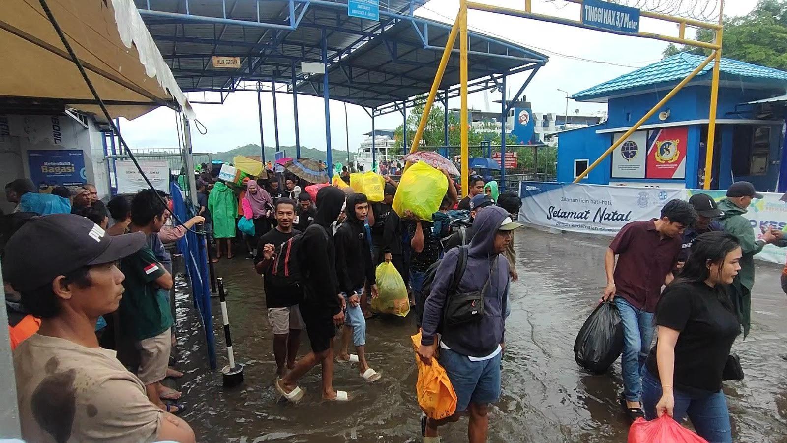 Pelabuhan Parepare Dipenuhi Penumpang Jelang Tahun Baru, Genangan Air Sempat Ganggu