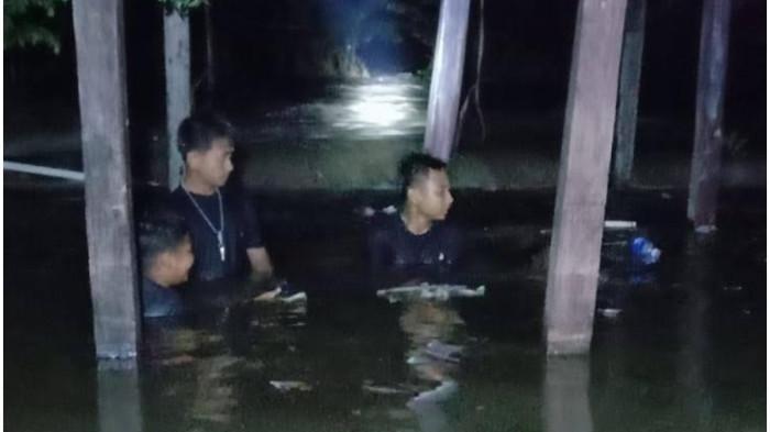 Kondisi-banjir-di-Kabupaten-Barru-saat-menggenangi-rumah-warga.jpg