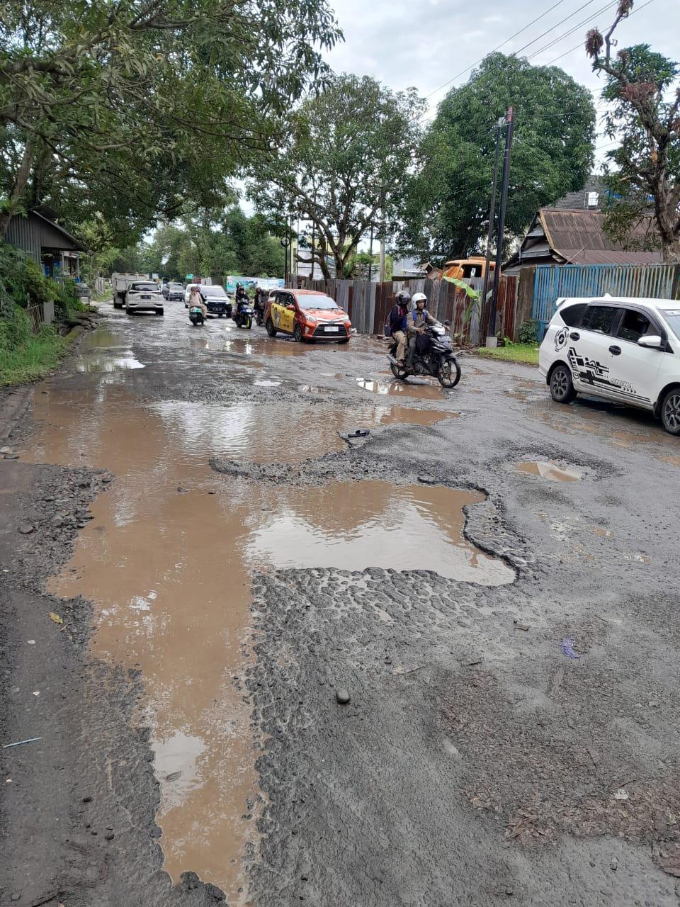 Kondisi-jalan-di-Kec-Pattalassang-Gowa-yang-rusak-berat.jpg