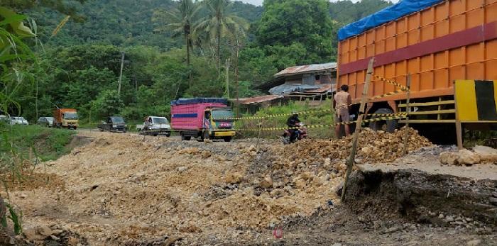 Kondisi-jalan-rusak-di-kawasan-Kulinjang-Desa-Tuara-Enrekang-Kamis-1342023.jpg