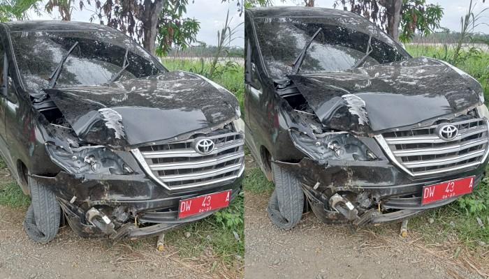 Kondisi-mobil-Kadis-Perikanan-Bone-setelah-Tabrak-Pohon.jpg