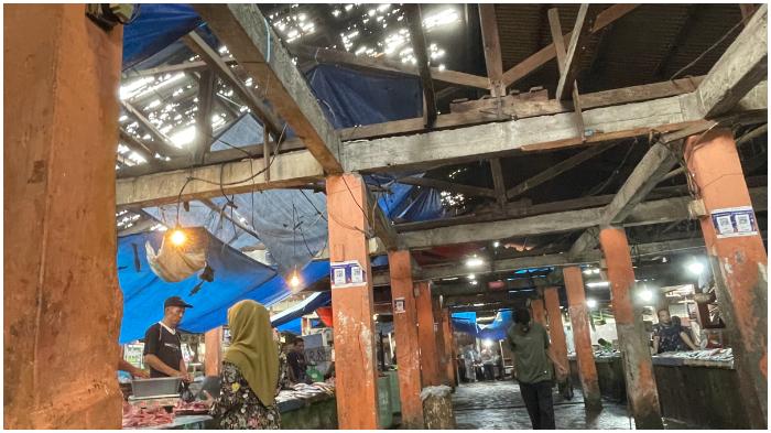 Kondisi-terkini-atap-pasar-Toddopuli-bocor-bocor-dikeluhkan-para-pedagang.jpg