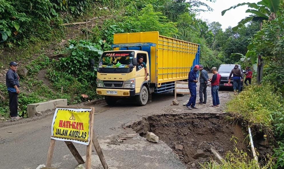 Jalan Poros Malino Gowa-Sinjai Amblas Akibat Longsor, Lalu Lintas Terganggu  - Tribun-timur.com